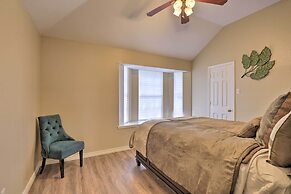 16 Mi to Dtwn Dallas: Spacious Home w/ Yard!