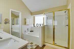 16 Mi to Dtwn Dallas: Spacious Home w/ Yard!