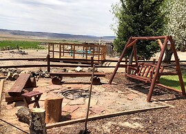 Rustic Cabin 20 Mins to Capitol Reef Nat'l Park!