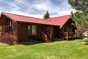 Rustic Cabin 20 Mins to Capitol Reef Nat'l Park!
