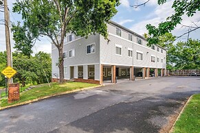 Laptop-friendly Lexington Condo w/ Free Wifi