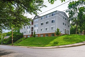 Laptop-friendly Lexington Condo w/ Free Wifi