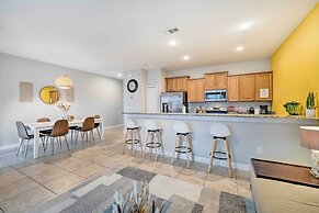 5 Mi to Disney: Paradise Palms Retreat w/ Lanai