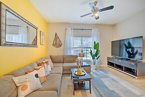 5 Mi to Disney: Paradise Palms Retreat w/ Lanai