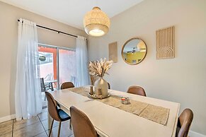 5 Mi to Disney: Paradise Palms Retreat w/ Lanai