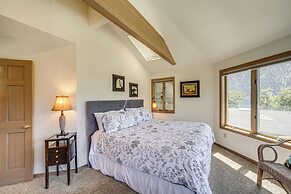 Modern Retreat w/ Hot Tub - Steps to Lake Chelan!