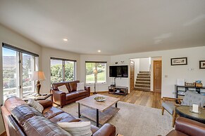 Modern Retreat w/ Hot Tub - Steps to Lake Chelan!