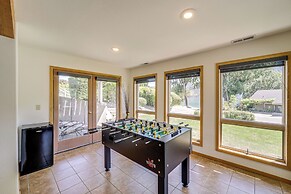 Modern Retreat w/ Hot Tub - Steps to Lake Chelan!