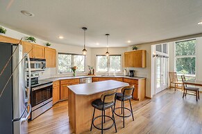 Modern Retreat w/ Hot Tub - Steps to Lake Chelan!