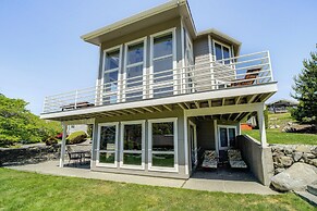 Modern Retreat w/ Hot Tub - Steps to Lake Chelan!