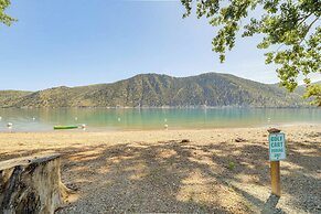 Modern Retreat w/ Hot Tub - Steps to Lake Chelan!