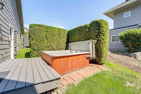 Modern Retreat w/ Hot Tub - Steps to Lake Chelan!