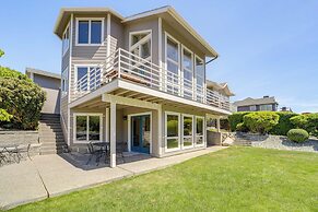 Modern Retreat w/ Hot Tub - Steps to Lake Chelan!