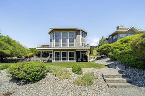 Modern Retreat w/ Hot Tub - Steps to Lake Chelan!