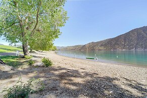 Modern Retreat w/ Hot Tub - Steps to Lake Chelan!
