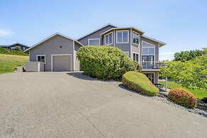 Modern Retreat w/ Hot Tub - Steps to Lake Chelan!
