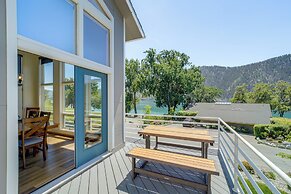 Modern Retreat w/ Hot Tub - Steps to Lake Chelan!