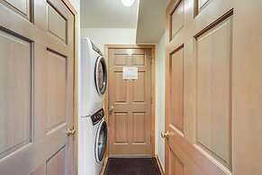 Modern Retreat w/ Hot Tub - Steps to Lake Chelan!