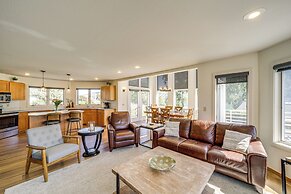 Modern Retreat w/ Hot Tub - Steps to Lake Chelan!