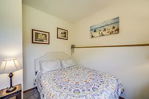 Modern Retreat w/ Hot Tub - Steps to Lake Chelan!