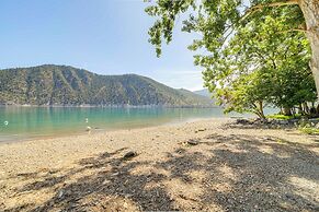 Modern Retreat w/ Hot Tub - Steps to Lake Chelan!