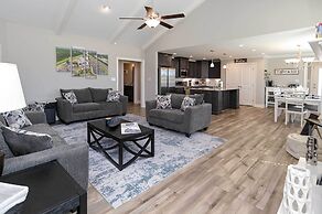 Spacious Hazel Green Home w/ Fireplace, Yard!