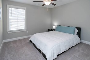 Spacious Hazel Green Home w/ Fireplace, Yard!