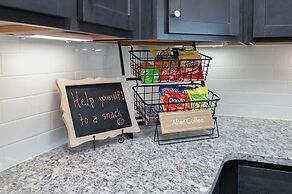 Spacious Hazel Green Home w/ Fireplace, Yard!