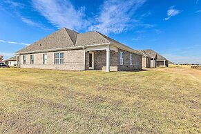 Spacious Hazel Green Home w/ Fireplace, Yard!