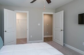 Spacious Hazel Green Home w/ Fireplace, Yard!