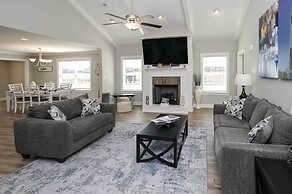 Spacious Hazel Green Home w/ Fireplace, Yard!