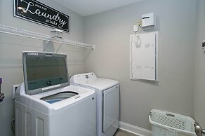 Spacious Hazel Green Home w/ Fireplace, Yard!