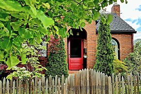 Half-mi to Riverwalk: Midtown Reno Oasis!