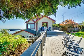 Chic Port Angeles Home w/ Oceanfront Balcony!