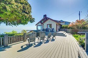 Chic Port Angeles Home w/ Oceanfront Balcony!