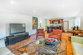 Contemporary Cincinnati Apt w/ Wifi, Near Kenwood!