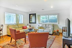 Contemporary Cincinnati Apt w/ Wifi, Near Kenwood!