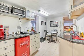 Contemporary Cincinnati Apt w/ Wifi, Near Kenwood!