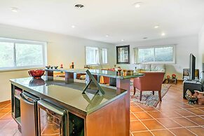 Contemporary Cincinnati Apt w/ Wifi, Near Kenwood!