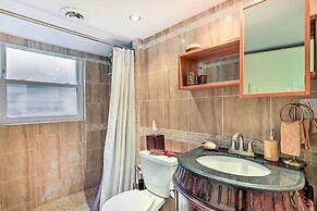 Contemporary Cincinnati Apt w/ Wifi, Near Kenwood!