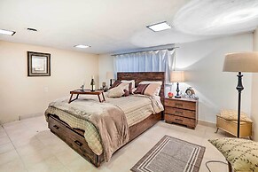 Contemporary Cincinnati Apt w/ Wifi, Near Kenwood!