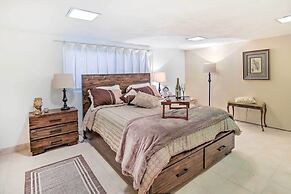 Contemporary Cincinnati Apt w/ Wifi, Near Kenwood!