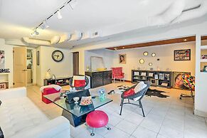 Contemporary Cincinnati Apt w/ Wifi, Near Kenwood!