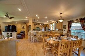 'moose Lodge' Cabin w/ Entertainment Gazebo!