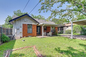 7 Mi to Dtwn Dallas: Cozy Home w/ Yard!