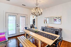 7 Mi to Dtwn Dallas: Cozy Home w/ Yard!