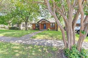 7 Mi to Dtwn Dallas: Cozy Home w/ Yard!