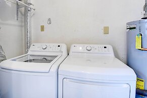 7 Mi to Dtwn Dallas: Cozy Home w/ Yard!