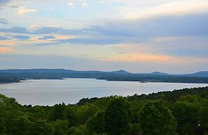 Luxury Family Retreat - Greers Ferry Lake!