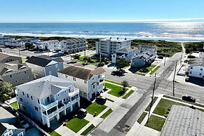 Sunny Brigantine Townhome: Walk to Beach